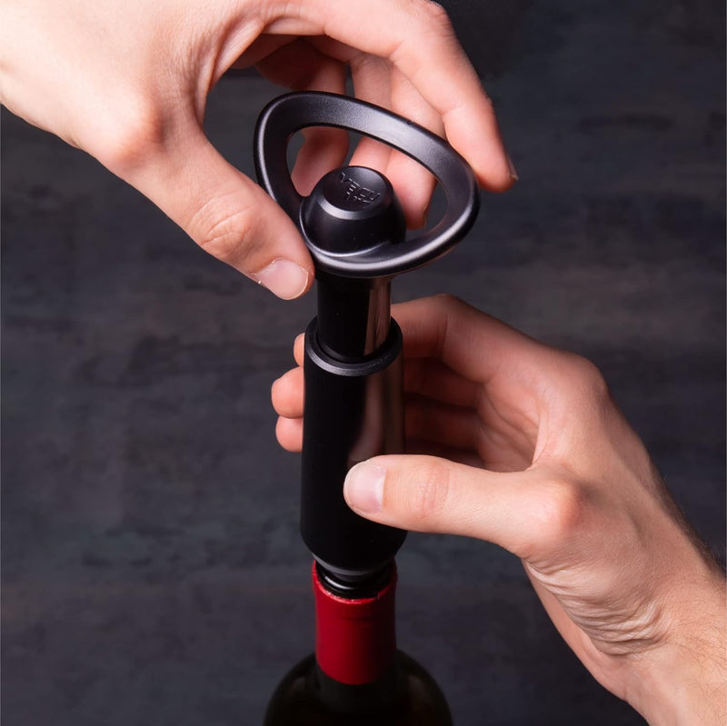 Vacu Vin Wine Saver Concerto - Black - 1 Pump 4 Stoppers - Wine Stoppers for Bottles with Vacuum Pump and Pourer - Reusable - Made in the Netherlands